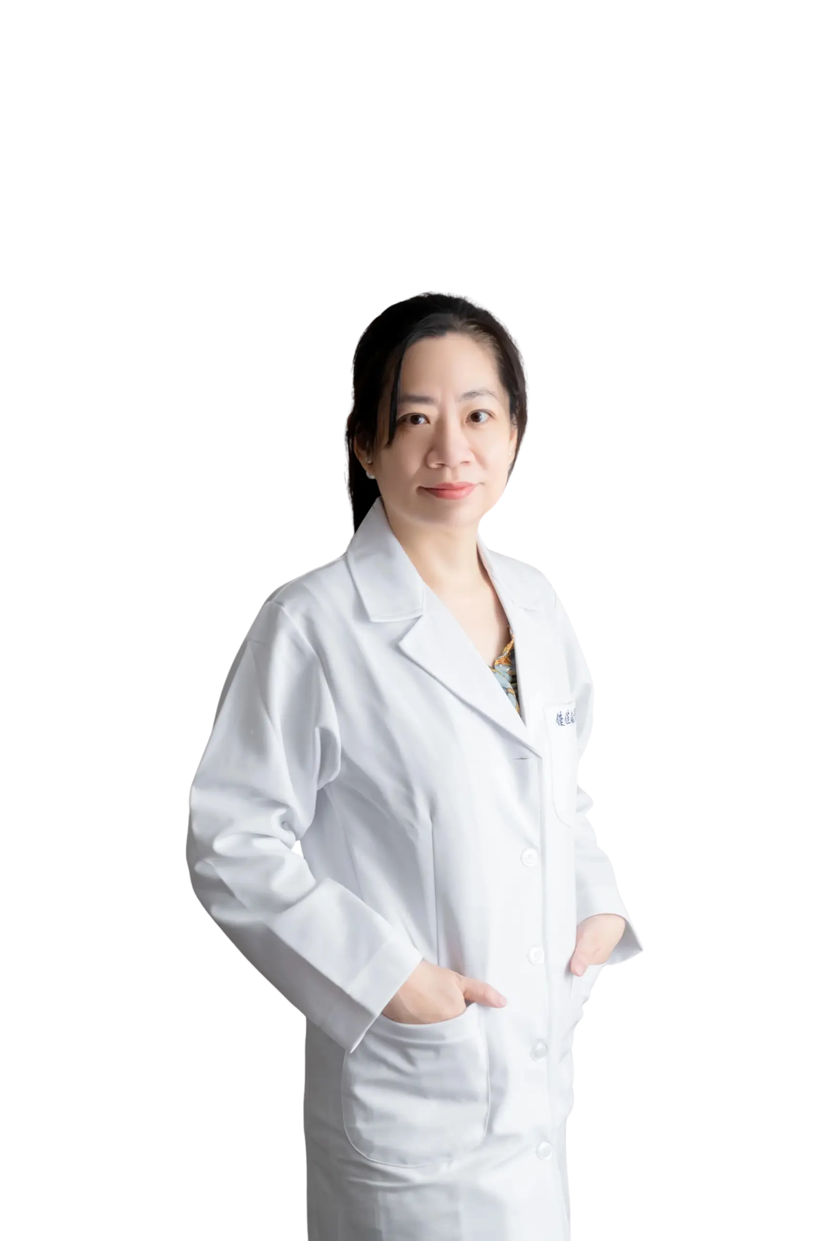 醫師團隊 8 鍾佳倫醫師白袍去背形象照,雙手插口袋